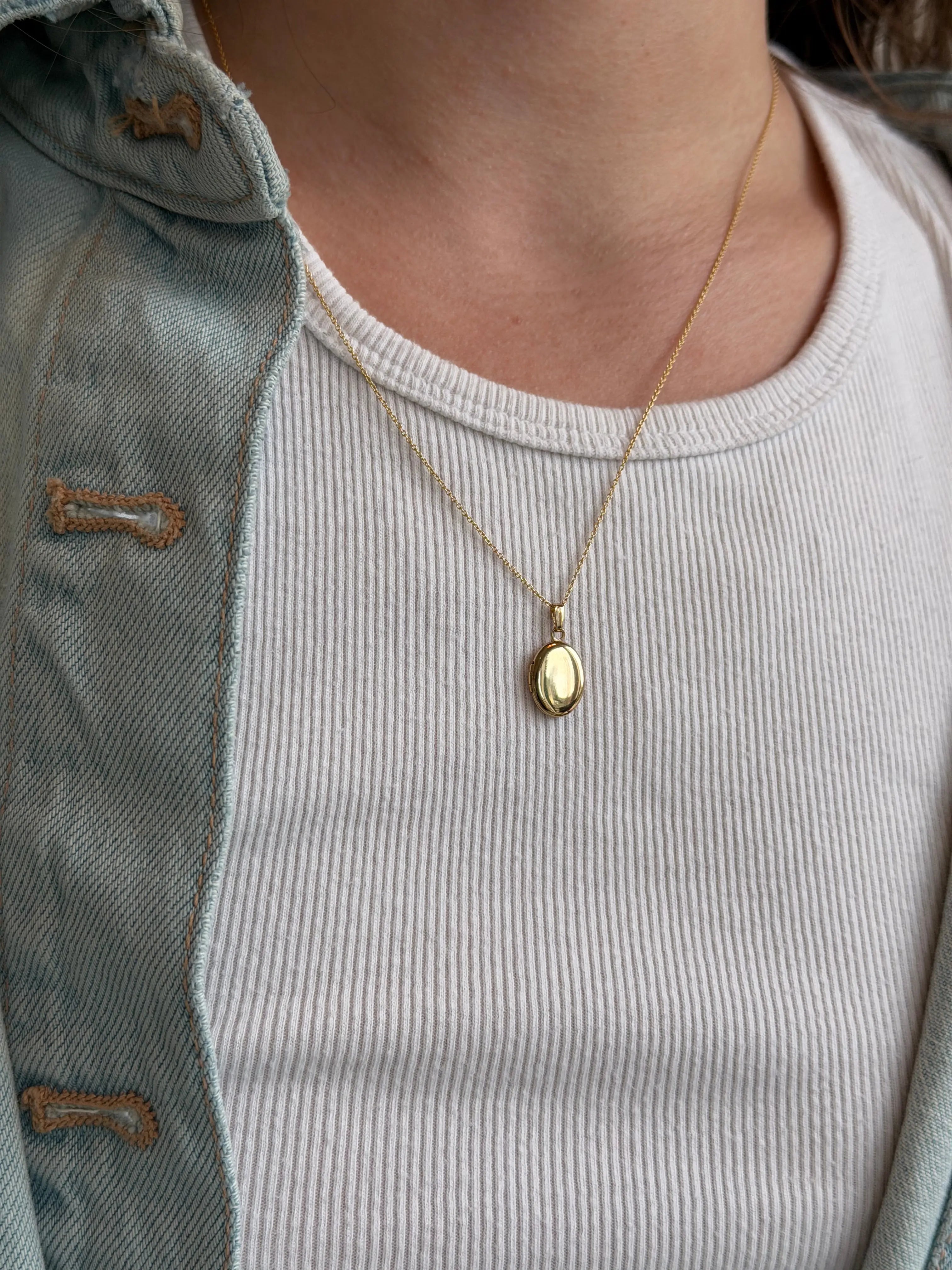 14k Classic Oval Locket Raquel Rosalie